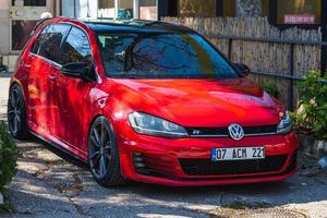 antalya türkei 04. märz 2022 roter volkswagen golf wird an einem sommertag auf der straße geparkt foto