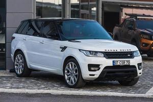 manavgat türkei 05. märz 2022 weißer land rover range rover sport wird an einem warmen tag auf der straße geparkt foto