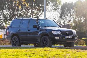 manavgat türkei 05. märz 2022 schwarzer toyota land cruiser 100 wird an einem warmen sommertag auf der straße geparkt foto