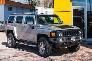 antalya türkei 04. märz 2022 der silberne hummer h3 wird an einem warmen sommertag auf der straße geparkt foto