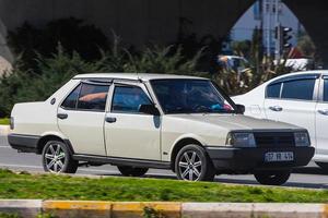 antalya türkei 04. märz 2022 beige tofas dogan fährt an einem warmen sommertag auf der straße foto