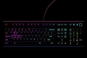 RGB-Computertastatur auf schwarzem Hintergrund. 3D-Rendering von Streaming-Ausrüstung und Gamer-Workspace-Konzept foto