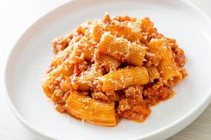 Rigatoni-Nudeln Bolognese mit Käse foto