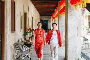 glückliches junges asiatisches paar in chinesischen traditionellen kleidern foto