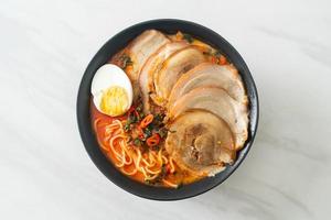 Ramen-Nudeln pikante Tomyum-Suppe mit Schweinebraten foto