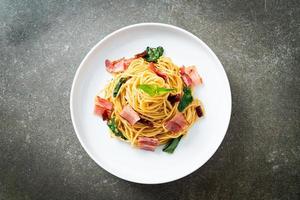 gebratene Spaghetti mit getrocknetem Chili und Speck foto