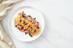 gebratene Spaghetti mit getrocknetem Chili und Speck foto