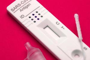 Corona-Virus-Antigen-Schnelltest. Laborkarten-Kit-Test für Covid-19. foto