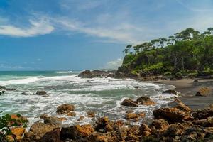 natürlicher blick auf die küste in indonesien bei sonnigem wetter. Karang Tawulan Strandtourismus in Indonesien foto