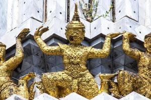 Statuen im Wat Po in Thailand foto