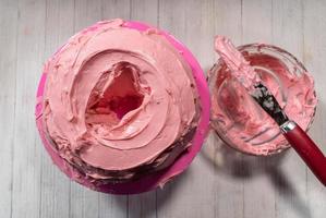 rosa zuckergusskuchen auf rosa tortenständer draufsicht foto