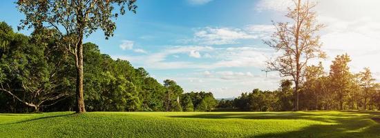 Panoramalandschaft Golf Crouse mit Sonnenlicht foto