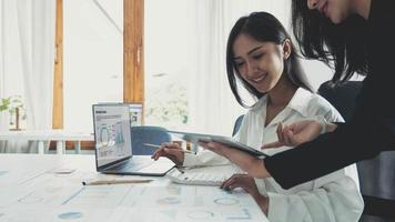 business meeting concept.coworkers team arbeitet an neuem startup-projekt im modernen büro.analysieren sie geschäftsdokumente mit touch-tablet.unscharfer hintergrund.horizontal. foto