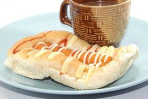 bestreutes Brot-Käse-Mayonnaise-Milch auf Hot Dog-frisch und jeden Tag frisch in einem köstlichen Bäckerei-Café - auf weißem Hintergrund foto