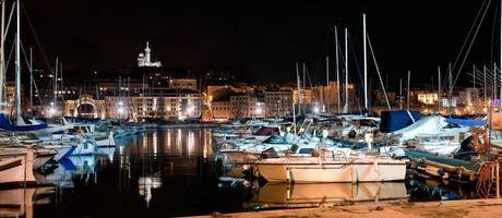 marseille, frankreich panorama bei nacht, hafen und kathedrale. foto