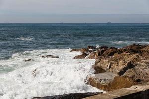 Wellen über der portugiesischen Küste foto