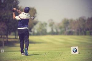 golfer treffen auf den weitläufigen golfplatz in der summer.vintage-farbe foto