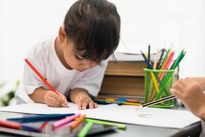 covid-19 coronavirus und lernen von zu hause aus, konzept für hausschulkinder. kleine kinder lernen online von zu hause aus mit laptop. foto