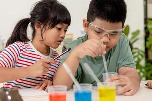 asiatische kinder machen chemische experimente in ihrem haus foto