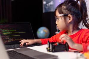 asia studenten lernen zu hause in der codierung von roboterautos und elektronischen platinenkabeln in stamm-, dampf-, mathematik-ingenieurwissenschaften-technologie-computercode im robotikkonzept für kinder. foto