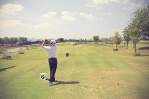 golfer treffen auf den weitläufigen golfplatz in der summer.vintage-farbe foto