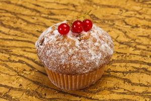 süßes leckeres Muffin mit roten Johannisbeeren foto