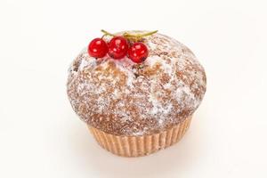 süßes leckeres Muffin mit roten Johannisbeeren foto