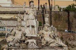 Skulptur und Brunnen der Piazza del Popolo. Die Stufen führen hinauf zum Park Pincio, Rom, Italien foto