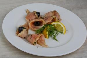 gesalzener Lachs mit Oliven foto