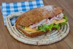 Ciabatta mit Käse und Speck foto