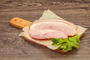 geschnittener Schweinebauch über Bord foto