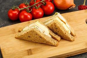 Club-Sandwich mit Huhn und Käse foto