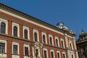 schöne fassade des alten stadthauses in krakau, polen foto