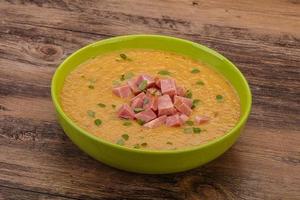 Erbsencremesuppe mit geräucherten Rippchen foto