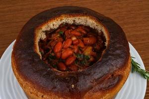 Bohnensuppe im Brot foto