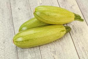 junge leckere Zucchini über Bord foto