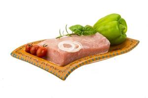rohes Schweinefleisch mit Zwiebeln, Basilikum und Rosmarin foto