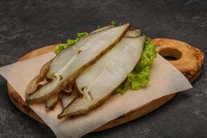 Leckerer Snack mit geräucherten Heilbuttscheiben foto