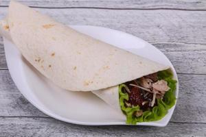 Tortilla mit Thunfisch, Salat und getrockneten Tomaten foto