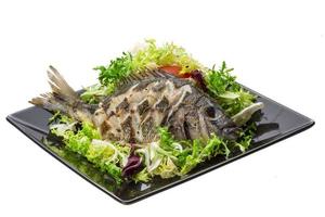 gegrillter Tilapia mit Salat foto