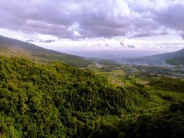 Panorama des Bergtals mit bewölktem Himmel foto