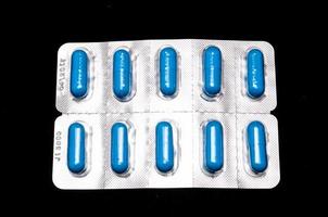 blaue Medikamentenkapseln in Blisterpackung foto