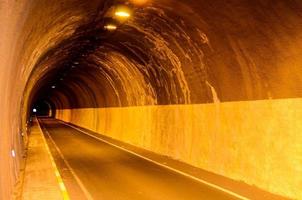 Unterirdischer dunkler Tunnel foto