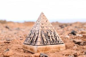 Modellminiatur der ägyptischen Pyramide foto