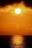orangefarbener Blick auf den Sonnenuntergang foto