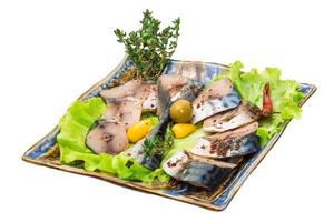 Makrelenfisch, in Scheiben geschnitten auf einem Teller mit Salat foto