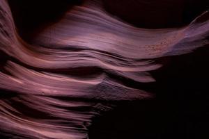 Slot Canyon Arizona - versteinerte lila Sanddüne foto