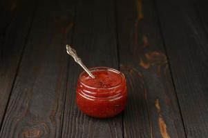 hausgemachte Erdbeermarmelade im Glas foto