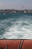 Blick von einer Fähre in Istanbul auf dem Weg von Europa nach Asien an einem sonnigen Tag. foto