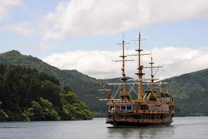 Segelschiff auf dem See Ashinoko in Hakone, Japan foto